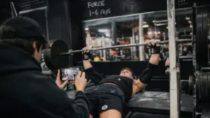 Musculation pour la force : athlète sur développé couché lourd