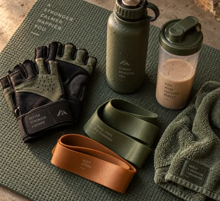 Accessoire pour sport : gants, bandes et gourde sur tapis, entretien durable