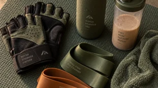 Accessoire pour sport : gants, bandes et gourde sur tapis, entretien durable
