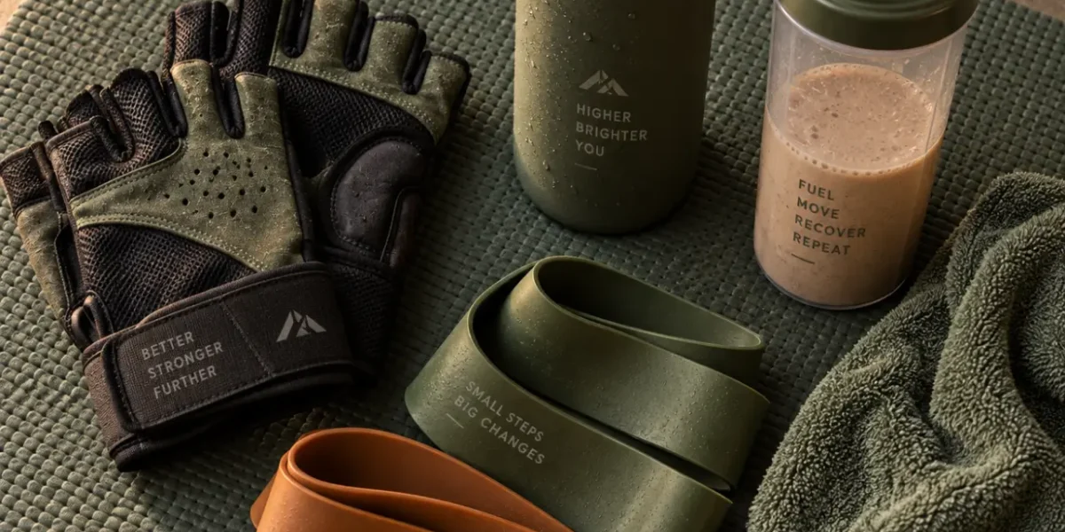 Accessoire pour sport : gants, bandes et gourde sur tapis, entretien durable