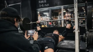Musculation pour la force : athlète sur développé couché lourd